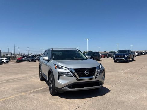 Used 2023 Nissan Rogue SV FWD image 3