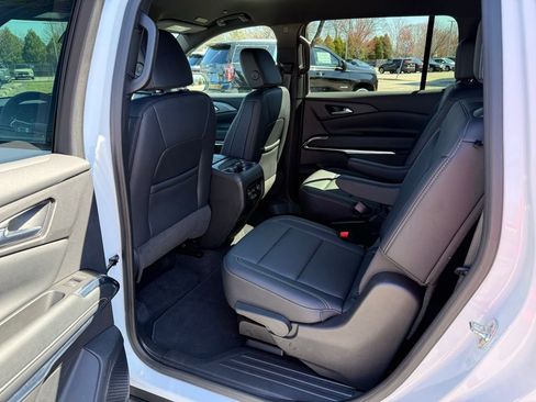 Used 2025 Chevrolet Traverse LT image 11