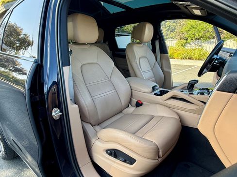 Used 2022 Porsche Cayenne Platinum Edition image 31