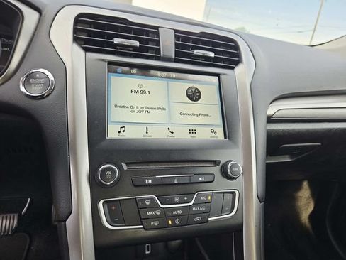 Used 2018 Ford Fusion SE w/ Fusion SE Technology Package FWD image 19