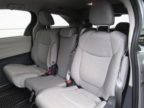 Used 2024 Toyota Sienna LE AWD/4WD image 17