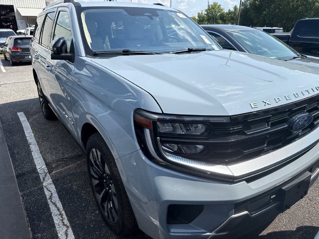 Used 2025 Ford Expedition Platinum w/ Driver's Package AWD/4WD image 20