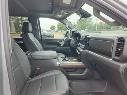 Certified 2025 GMC Sierra 2500 SLT w/ SLT Premium Package image 9