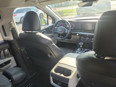 Used 2023 Kia Carnival LX FWD image 11