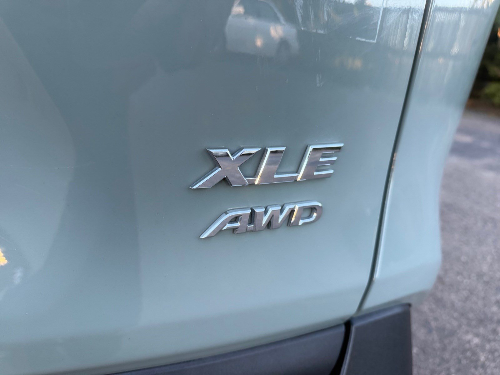 Used 2021 Toyota RAV4 XLE w/ XLE Grade Weather Package AWD/4WD image 23