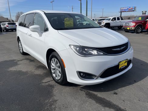 Used 2018 Chrysler Pacifica Touring Plus FWD image 2