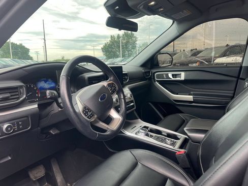Used 2021 Ford Explorer XLT w/ Equipment Group 202A AWD/4WD image 4