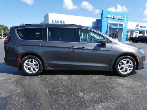 Used 2019 Chrysler Pacifica Touring Plus w/ Advanced Safetytec Group FWD image 4