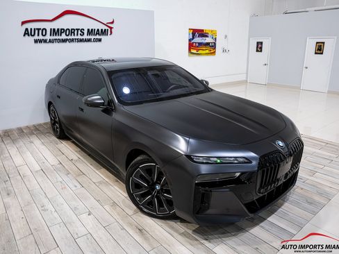 Used 2023 BMW i7 xDrive60 w/ Executive Package 2 AWD/4WD image 29