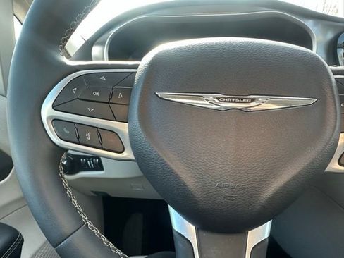 Used 2024 Chrysler Pacifica Touring-L image 21