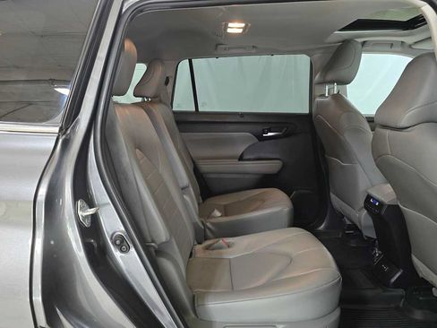 Used 2023 Toyota Highlander XLE AWD/4WD image 12