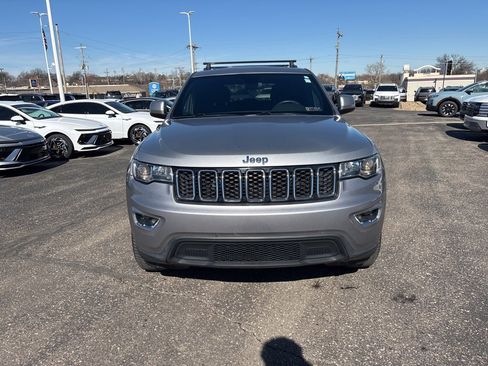 Used 2018 Jeep Grand Cherokee Laredo image 2