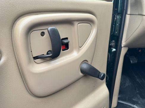 Used 2002 Chevrolet Express 2500 RWD image 25