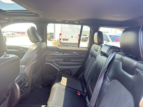 Used 2022 Jeep Grand Cherokee Altitude AWD/4WD image 32