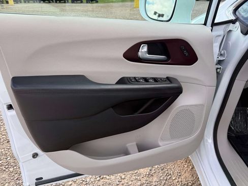 Used 2019 Chrysler Pacifica Limited FWD image 16