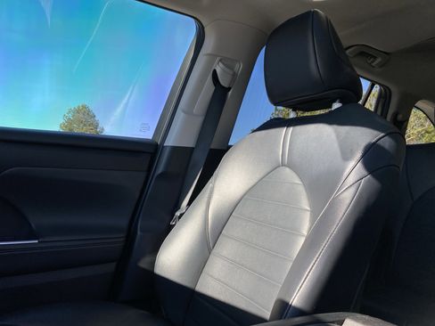 Used 2022 Toyota Highlander XLE image 29