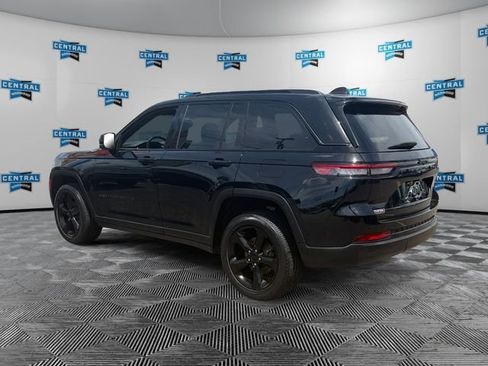 Used 2023 Jeep Grand Cherokee Altitude AWD/4WD image 4