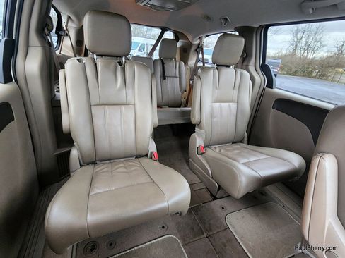 Used 2014 Chrysler Town & Country Touring image 45