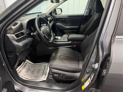Used 2023 Toyota Highlander LE FWD image 7