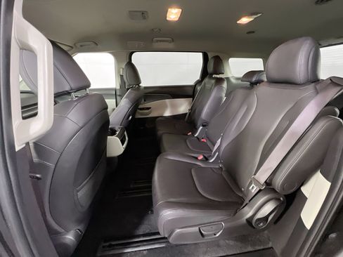 Used 2024 Kia Carnival LX image 23