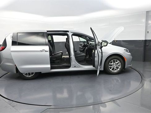 New 2026 Chrysler Pacifica Select image 32