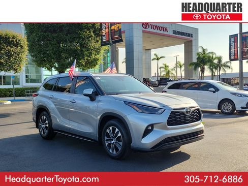Used 2023 Toyota Highlander XLE FWD image 1