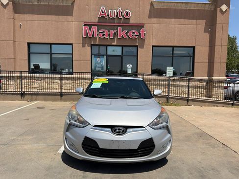 Used 2017 Hyundai Veloster Value Edition FWD image 2