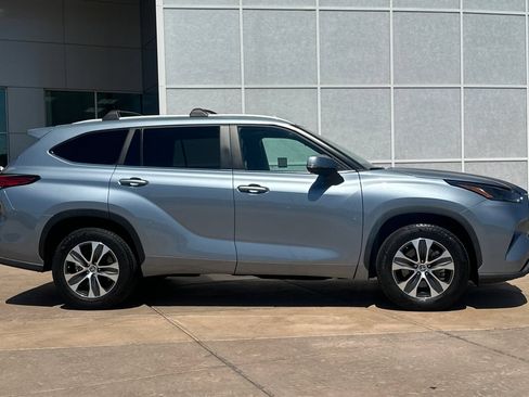 Used 2023 Toyota Highlander XLE FWD image 3