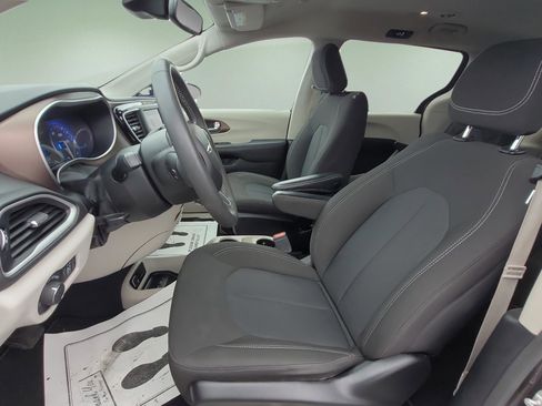 Used 2023 Chrysler Voyager LX image 26
