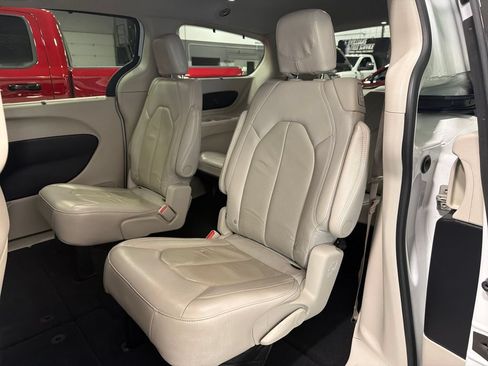 Used 2021 Chrysler Pacifica Touring-L FWD image 17