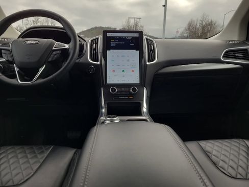Used 2024 Ford Edge Titanium image 18