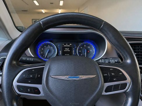 Used 2019 Chrysler Pacifica Touring-L FWD image 17