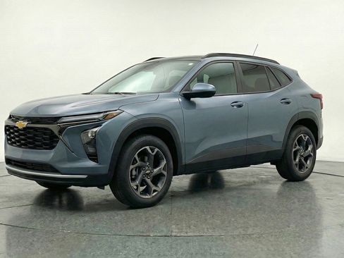 Used 2025 Chevrolet Trax LT FWD image 3