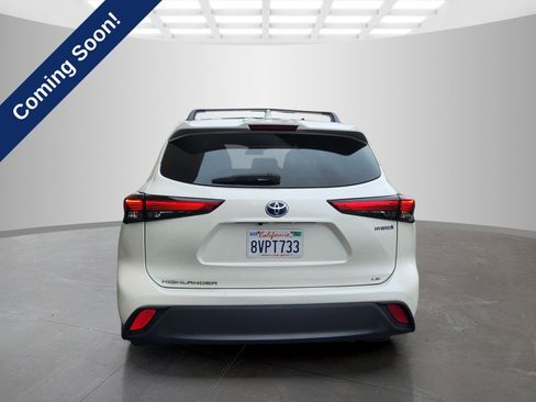 Used 2021 Toyota Highlander LE FWD image 6