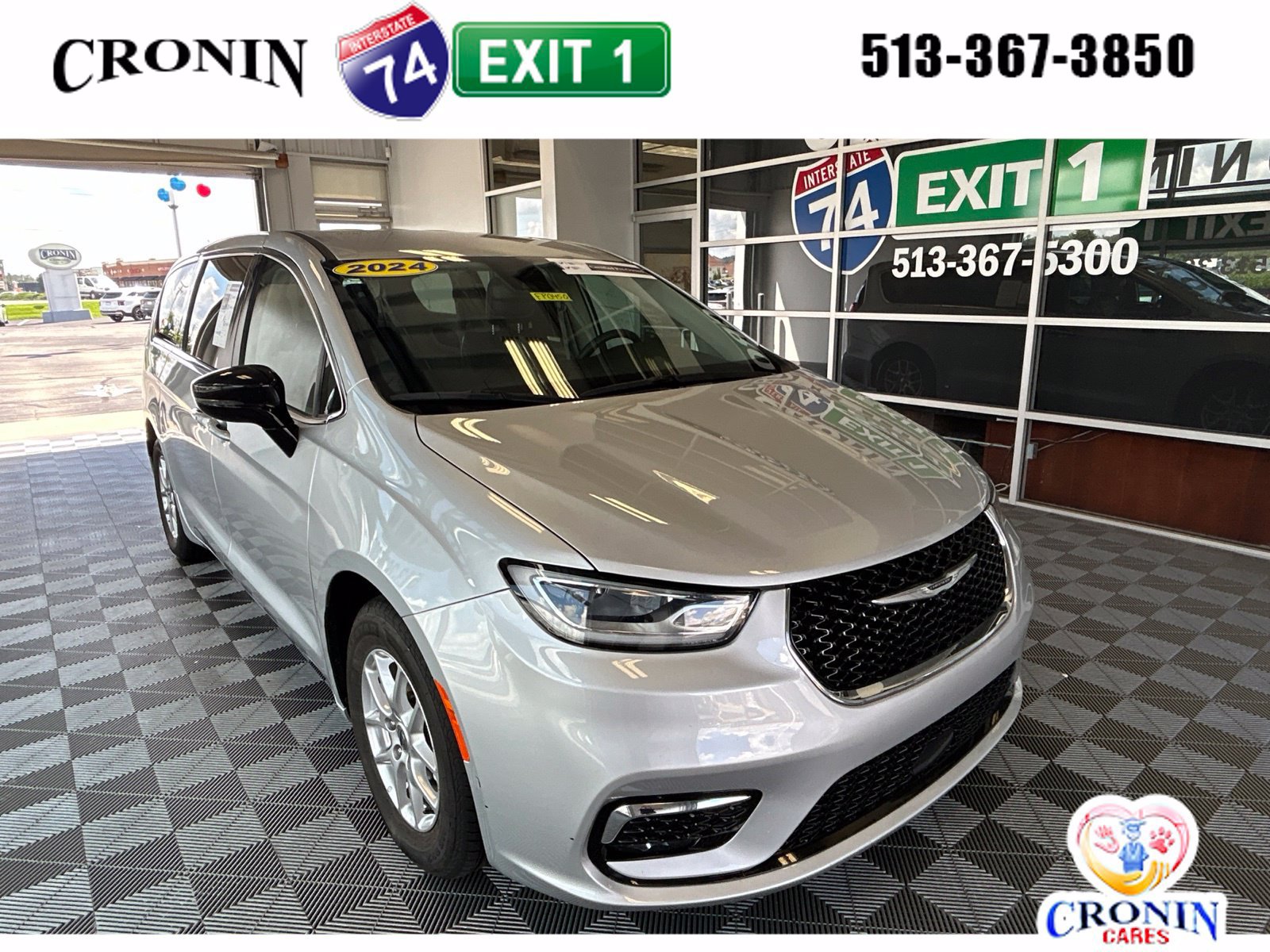 Used 2024 Chrysler Pacifica Touring-L FWD image 1