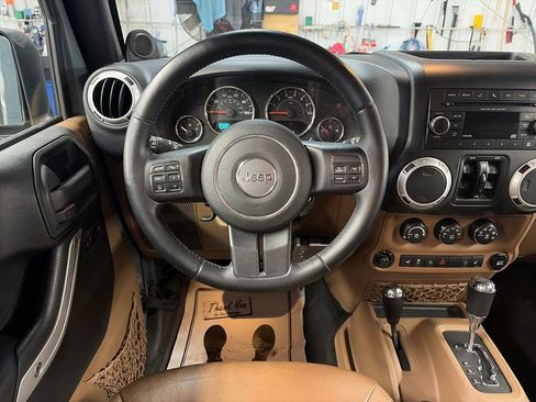Used 2014 Jeep Wrangler Unlimited Sahara w/ Connectivity Group AWD/4WD image 17