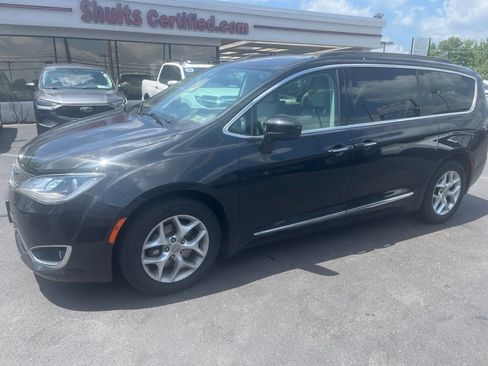 Used 2017 Chrysler Pacifica Touring-L w/ Tire & Wheel Group FWD image 2