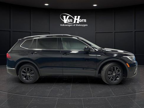 Used 2024 Volkswagen Tiguan SE w/ Panoramic Sunroof Package image 2
