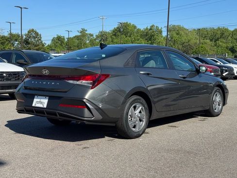 Used 2026 Hyundai Elantra SE FWD image 11