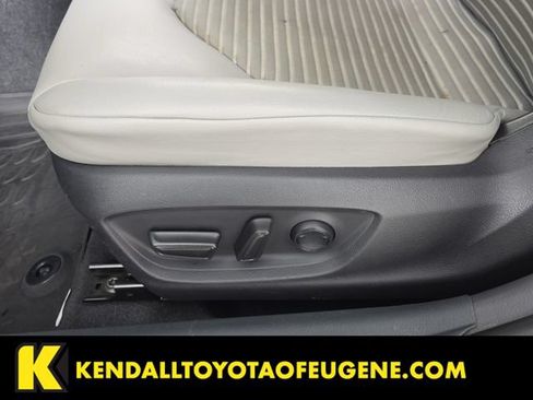 Used 2022 Toyota Camry SE w/ Cold Weather Package FWD image 17