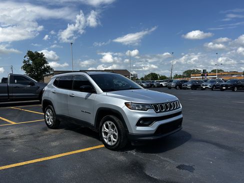 Used 2024 Jeep Compass Latitude AWD/4WD image 3