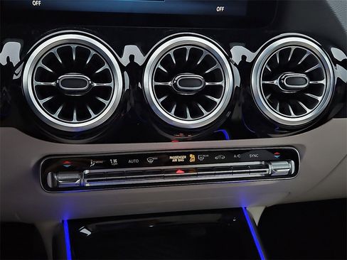 Used 2025 Mercedes-Benz GLA 250 image 27