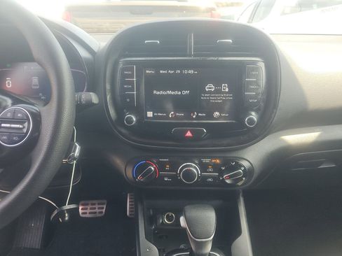 Used 2023 Kia Soul LX w/ LX Technology Package FWD image 17