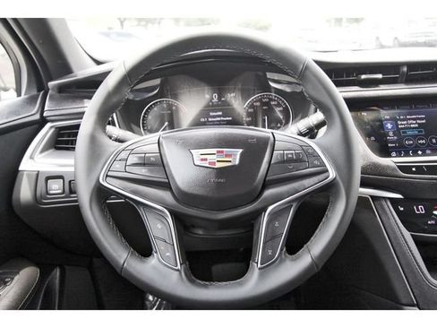 Used 2025 Cadillac XT5 Luxury FWD image 14