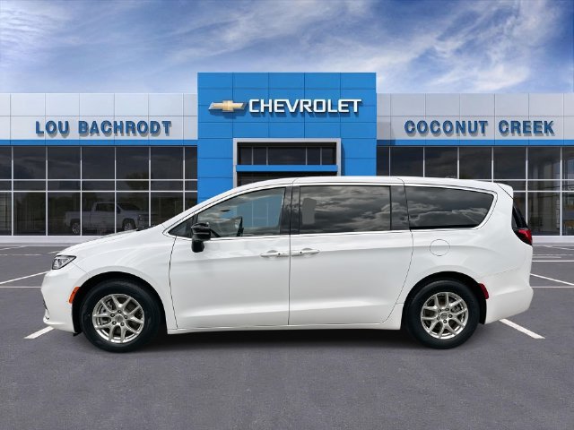 Used 2024 Chrysler Pacifica Touring FWD image 5