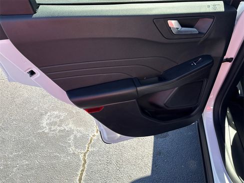 Certified 2025 Ford Escape Platinum w/ Class II Trailer Tow Package image 22