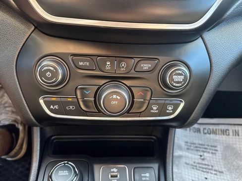Used 2019 Jeep Cherokee Latitude w/ Cold Weather Group AWD/4WD image 18
