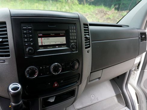 Used 2015 Freightliner Sprinter 2500 image 17