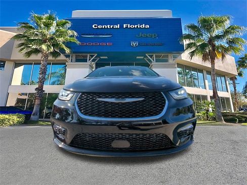 New 2026 Chrysler Pacifica Limited w/ Uconnect Theater Family Group image 3