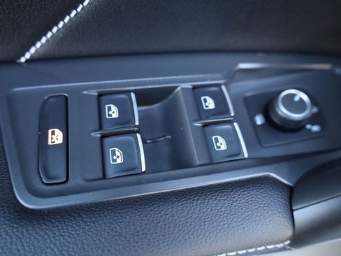 Used 2022 Volkswagen Tiguan SE image 10